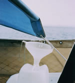 We vangen regenwater op met de zonnetent.