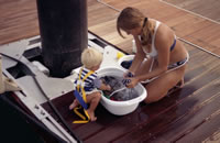 Vera die met Erna de was doet.