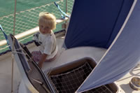 Vera op kajuit bij openstaand luik.