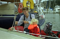 Vera met Olav in de bijboot.