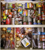 Blikvoorraad onder de vloer in de kajuit.