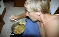 Rijst met ketjap en slappe doperwten/bonen.