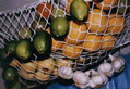 Fruit in een net opgeslagen.