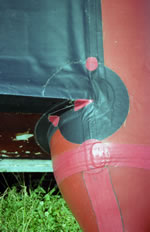 Reparatieplakkers op buitenkant van de bodem.